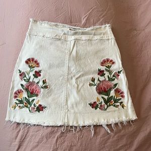 Flower print detailed white skirt